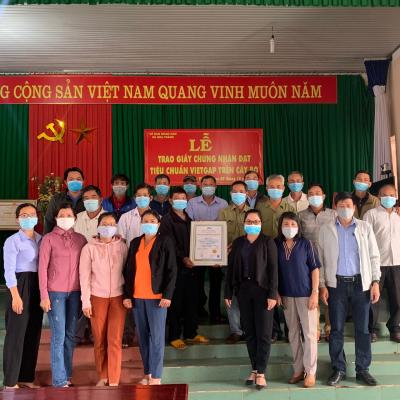 Tổ Chức Chứng Nhận VSCB trao giấy chứng nhận VietGAP cho Tổ hợp tác sản xuất nông nghiệp sạch Hòa Thắng.
